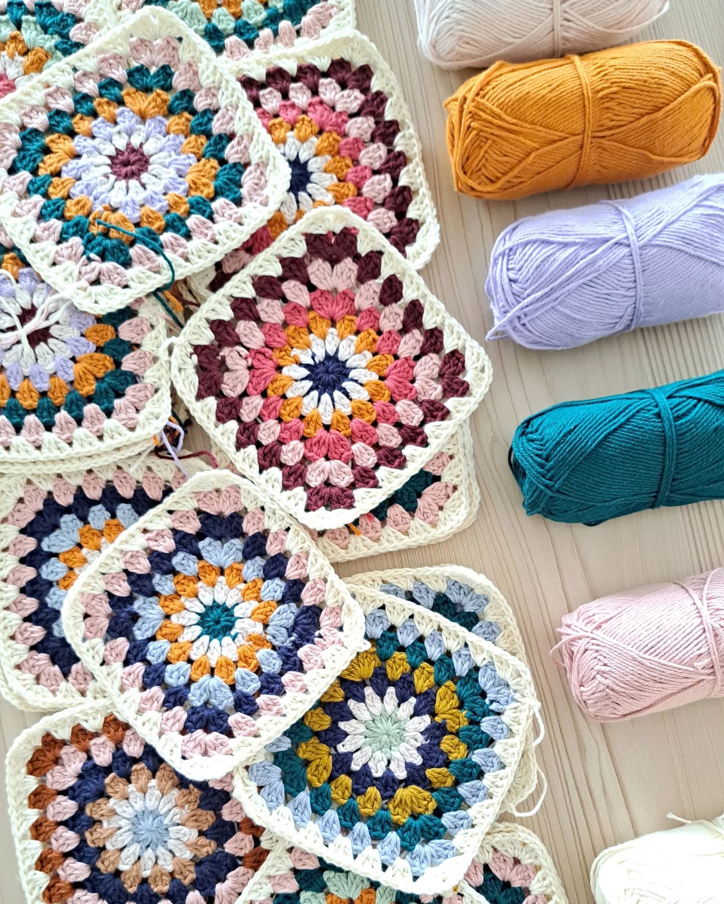 DIY - virkkausohje pyyhe isoäidinneliöistä (ladattava pdf. ohje)